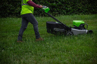 Самоходная газонокосилка Greenworks LM221S 82V 2519407U3Н (56 см) бесщеточная аккумуляторная с 8 Ач аккумулятором и быстрым зарядным устройством  + 8 Ач аккумулятор в подарок!